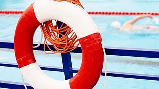 Ein acht Jahre alter Junge ist drei Tage nach einem Unfall in einem Freibad gestorben. (Symbolbild)