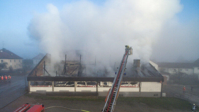 Die Kultdisko Penker in Ascha ist am frühen Mittwochmorgen in Flammen aufgegangen. Die Kultdisko Penker in Ascha ist am frühen Mittwochmorgen in Flammen aufgegangen.