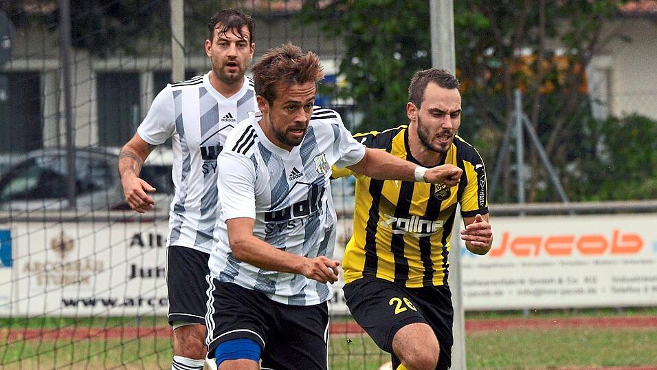 Michael Faber (vorne, l.) will sich mit der Spvgg Osterhofen/Altenmarkt in der Landesliga etablieren. Michael Faber (vorne, l.) will sich mit der Spvgg Osterhofen/Altenmarkt in der Landesliga etablieren.