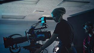 Dieses von Jack Caswell zur Verf&uuml;gung gestellte Archivfoto zeigt Kamerafrau Halyna Hutchins am Set von 'Archenemy' am 17. Dezember 2019 in Los Angeles. Hutchins wurde am Donnerstag, 21.10.2021 am Set des Westernfilms 'Rust' in New Mexico von Schauspieler Alec Baldwin mit einer Requisitenwaffe t&ouml;dlich angeschossen. Nach dem t&ouml;dlichen Schuss aus einer Requisitenwaffe von Baldwin auf die Chef-Kamerafrau am Set des Westerns sind viele Details des Geschehens weiter unklar.