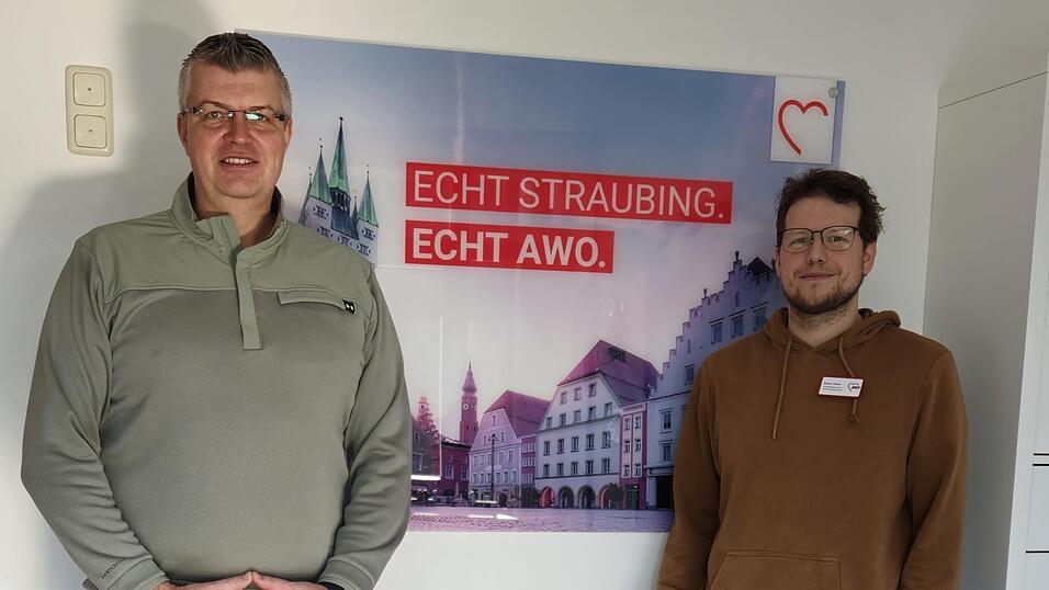 Auch W&auml;hlen ist Teilhabe am Leben: Helmut Rohrm&uuml;ller (l.) und David Baisch unterst&uuml;tzen die Bewohner des AWO-Wohnpflegeheims dabei.