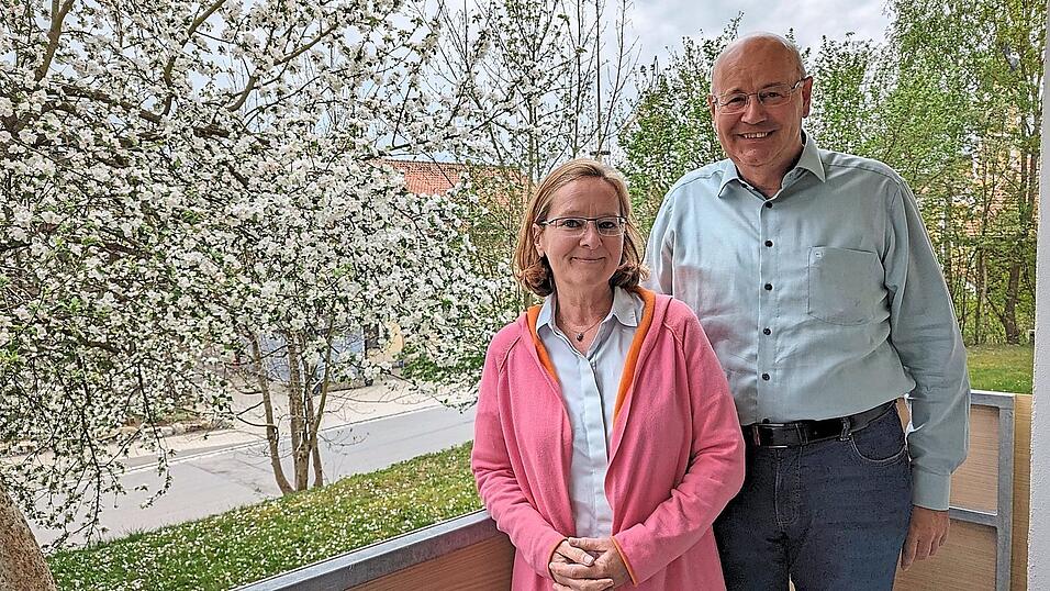 Rettenbachs Ex-Pflegelotsin Sabine Rost und Bürgermeister Alois Hamperl im April 2024.