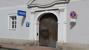 Das Polizeigeb&auml;ude in der Neustadt ist am Samstagabend und in der Nacht auf Montag mit Eiern beworfen worden.