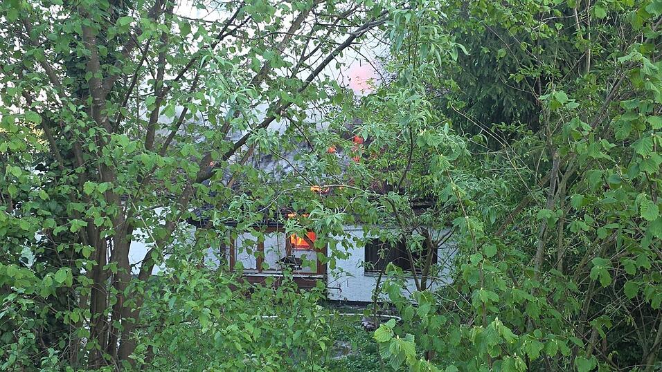 Zwei Personen seien leicht verletzt worden.