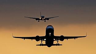 Hunderte Millionen Menschen fliegen jedes Jahr in der EU. (Archivbild) Hunderte Millionen Menschen fliegen jedes Jahr in der EU. (Archivbild)