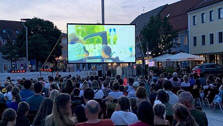Der Stadtplatz verwandelt sich wieder in einen gro&szlig;en Outdoor-Kinosaal.