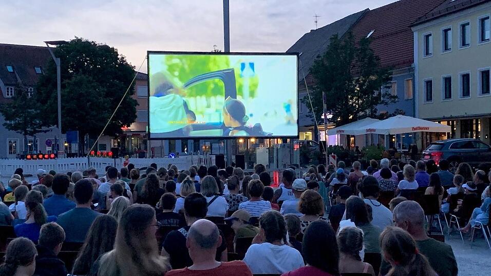 Der Stadtplatz verwandelt sich wieder in einen großen Outdoor-Kinosaal. Der Stadtplatz verwandelt sich wieder in einen großen Outdoor-Kinosaal.
