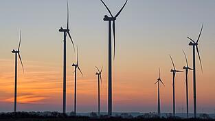 Um Klimaziele zu erreichen, müssten die Ausbauziele der Windkraft an Land erhöht werden. (Symbolbild) Um Klimaziele zu erreichen, müssten die Ausbauziele der Windkraft an Land erhöht werden. (Symbolbild)