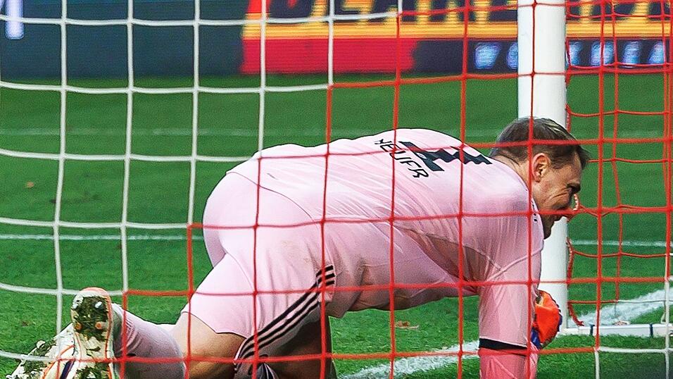 Manuel Neuer sah beim Tor der Berliner unglücklich aus. Manuel Neuer sah beim Tor der Berliner unglücklich aus.
