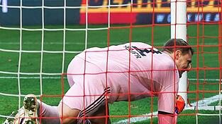 Manuel Neuer sah beim Tor der Berliner unglücklich aus. Manuel Neuer sah beim Tor der Berliner unglücklich aus.