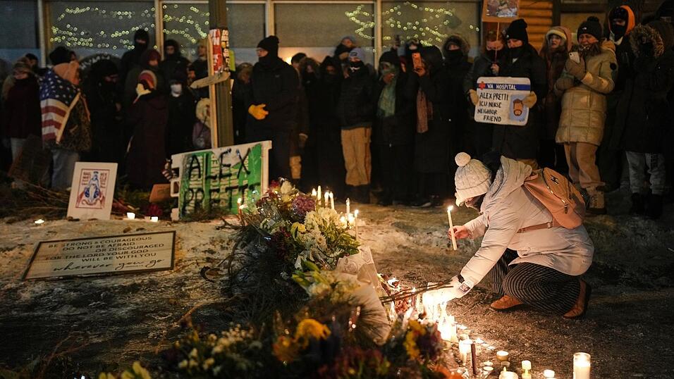 In Minneapolis kommen Menschen zu einer Mahnwache f&uuml;r den get&ouml;teten Alex Pretti zusammen.