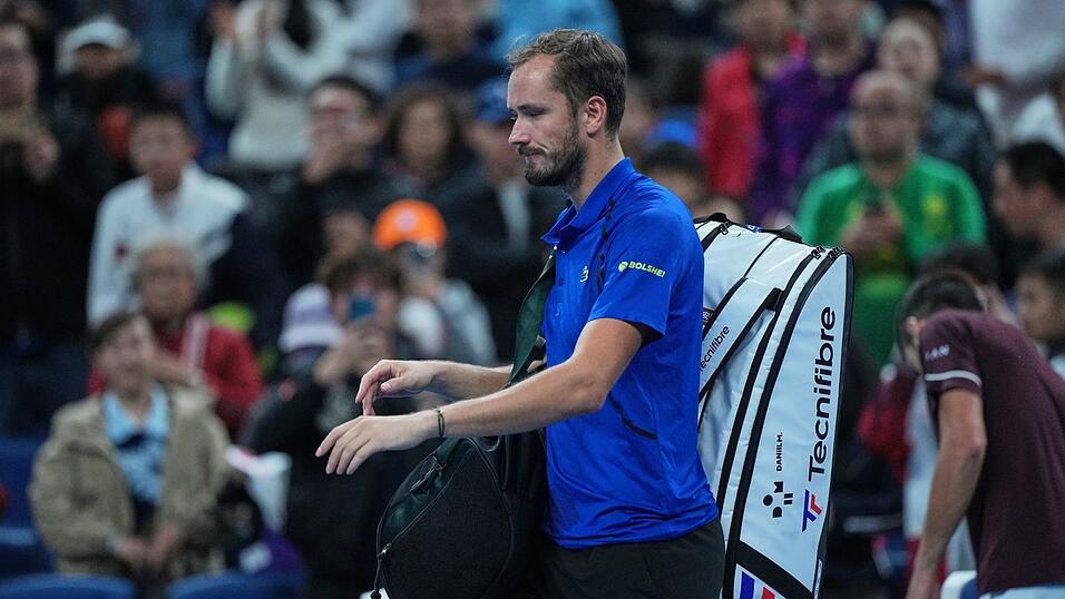 Daniil Medwedew verl&auml;sst den Platz, nachdem er disqualifiziert wurde.