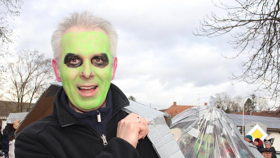 Viele Faschings-Fans haben sich am Samstag den Umzug in Langenbach angesehen. Viele Faschings-Fans haben sich am Samstag den Umzug in Langenbach angesehen.