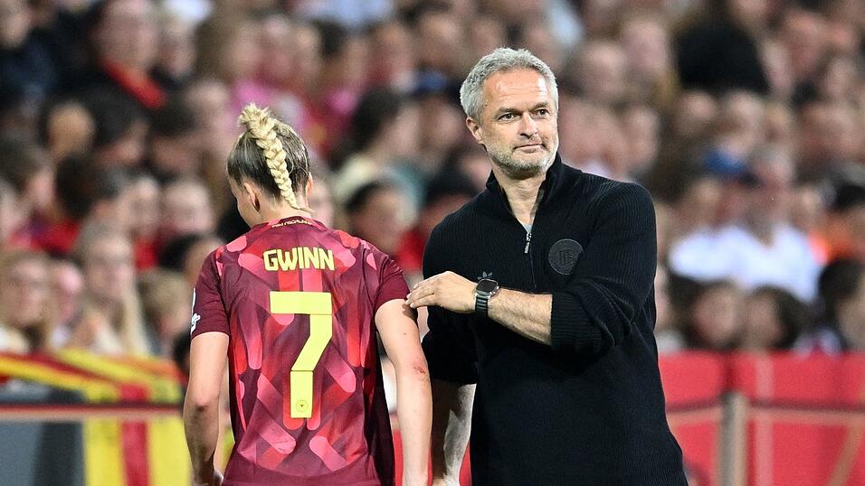 Bundestrainer Christian W&uuml;ck (r/mit Kapit&auml;nin Giulia Gwinn) verl&auml;ngerte seinen Vertrag langfristig. (Archivbild)