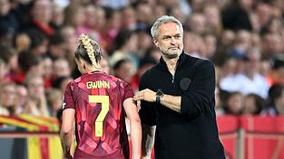 Bundestrainer Christian W&uuml;ck (r/mit Kapit&auml;nin Giulia Gwinn) verl&auml;ngerte seinen Vertrag langfristig. (Archivbild)