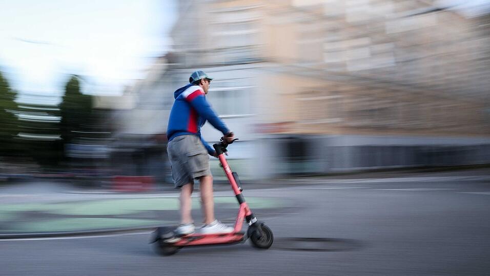 Die Zahl der E-Scooter-Unfälle ist stark gestiegen. Betroffen sind laut Fachleute vor allem Jugendliche und junge Erwachsene. (Archivbild) Die Zahl der E-Scooter-Unfälle ist stark gestiegen. Betroffen sind laut Fachleute vor allem Jugendliche und junge Erwachsene. (Archivbild)