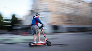 Die Zahl der E-Scooter-Unf&auml;lle ist stark gestiegen. Betroffen sind laut Fachleute vor allem Jugendliche und junge Erwachsene. (Archivbild)