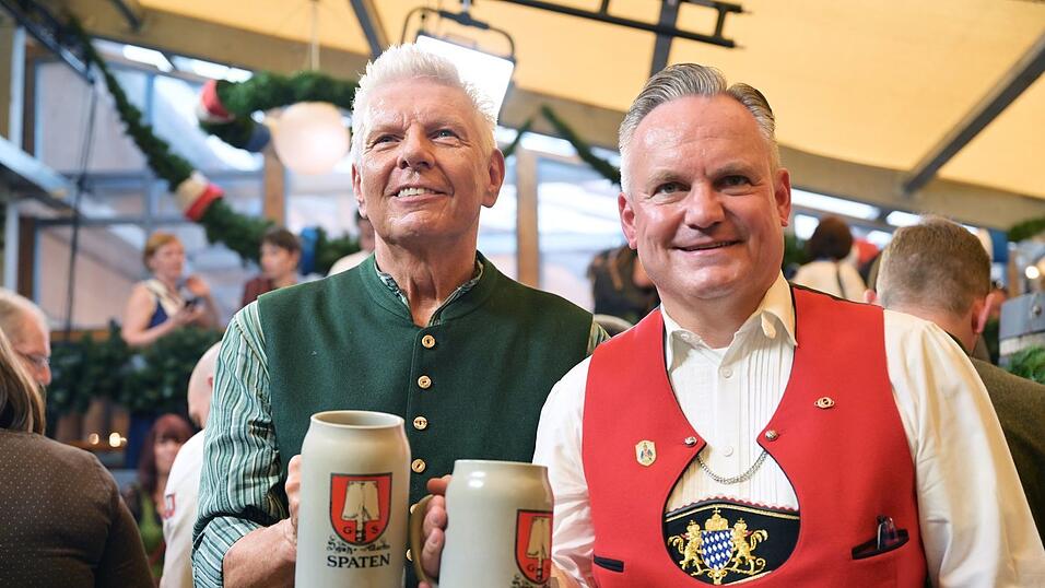 Münchens OB Dieter Reiter (l.) und Wiesnchef Christian Scharpf stoßen am ersten Oktoberfesttag miteinander an. Münchens OB Dieter Reiter (l.) und Wiesnchef Christian Scharpf stoßen am ersten Oktoberfesttag miteinander an.