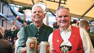 Münchens OB Dieter Reiter (l.) und Wiesnchef Christian Scharpf stoßen am ersten Oktoberfesttag miteinander an.