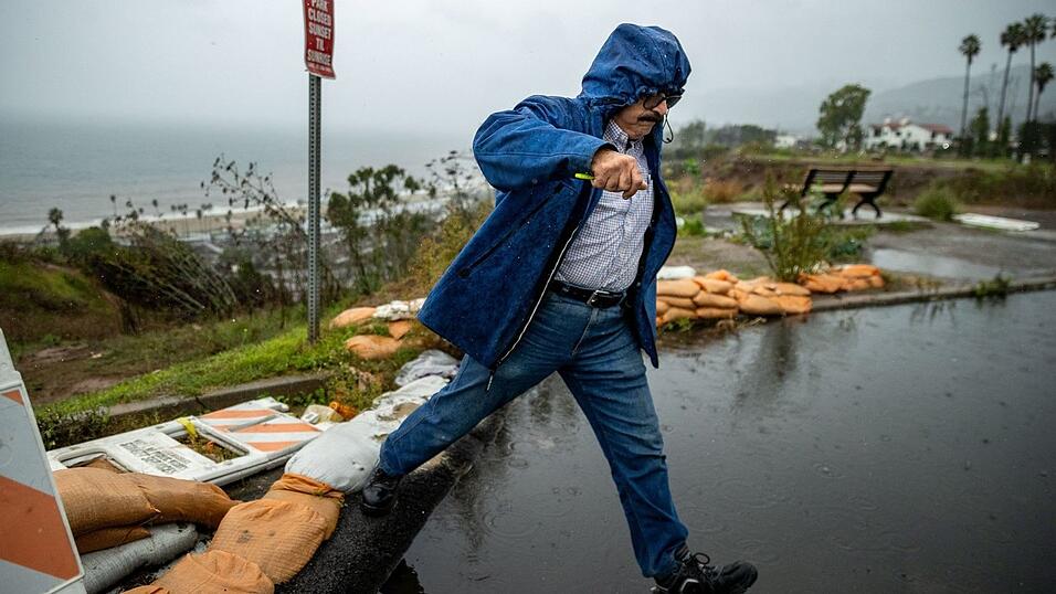 In ehemaligen Brandgebieten drohten Erdrutsche und Schlammlawinen. In ehemaligen Brandgebieten drohten Erdrutsche und Schlammlawinen.