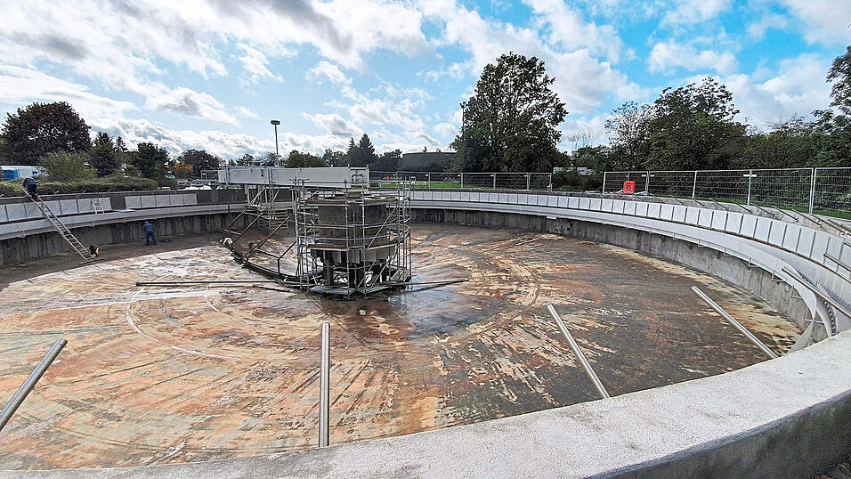 Das Becken der Kl&auml;ranlage ist fertig saniert.