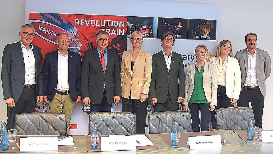 Landrat Werner Bumeder, Past-Präsident Rotary-Club Andreas Thannhuber, Schulamtsdirektor Stefan Pielmeier, Projektleiterin Patrizia Jonson, Past-Präsident Rotary-Club Prof. Dr. Daniel Vergho, Zweite Bürgermeisterin Maria Huber, Dritte Landrätin Manuela Wälischmiller und Matthias Kohlmayer, Bürgermeister von Landau (von links).