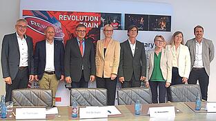 Landrat Werner Bumeder, Past-Präsident Rotary-Club Andreas Thannhuber, Schulamtsdirektor Stefan Pielmeier, Projektleiterin Patrizia Jonson, Past-Präsident Rotary-Club Prof. Dr. Daniel Vergho, Zweite Bürgermeisterin Maria Huber, Dritte Landrätin Manuela Wälischmiller und Matthias Kohlmayer, Bürgermeister von Landau (von links).