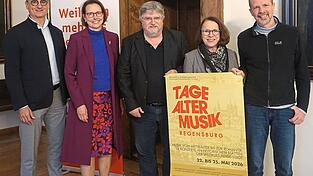 Von links: Wolfgang Dersch (Kulturreferent), Irene Dullinger (Sparkasse), Ludwig Hartmann (Festivalleiter), OB Gertrud Maltz-Schwarzfischer und Paul Holzgartner (Tage Alter Musik) bei der Programmvorstellung. Von links: Wolfgang Dersch (Kulturreferent), Irene Dullinger (Sparkasse), Ludwig Hartmann (Festivalleiter), OB Gertrud Maltz-Schwarzfischer und Paul Holzgartner (Tage Alter Musik) bei der Programmvorstellung.