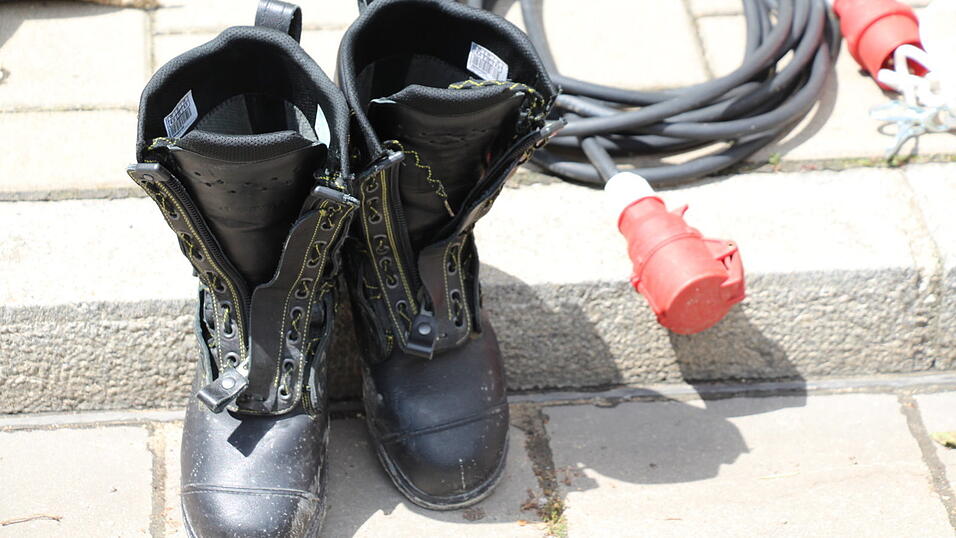 Stiefel stehen zum Trocknen in der Sonne. Stiefel stehen zum Trocknen in der Sonne.