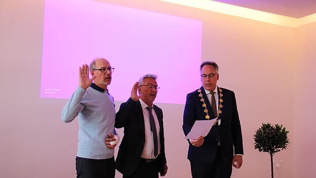 Die wiedergew&auml;hlten B&uuml;rgermeisterstellvertreter Stefan Murr (l.) und Herbert Stadler (Mitte) wurden vom Marktoberhaupt vereidigt.