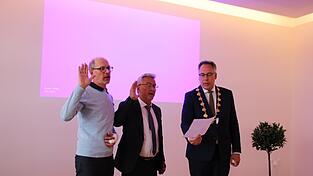 Die wiedergewählten Bürgermeisterstellvertreter Stefan Murr (l.) und Herbert Stadler (Mitte) wurden vom Marktoberhaupt vereidigt. Die wiedergewählten Bürgermeisterstellvertreter Stefan Murr (l.) und Herbert Stadler (Mitte) wurden vom Marktoberhaupt vereidigt.