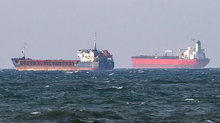 Die Schiffe &bdquo;Caffa&ldquo; (l) und &bdquo;Sea Owl I&ldquo; ankern nebeneinander vor der K&uuml;ste Schwedens, beide sollen zur Schattenflotte geh&ouml;ren.