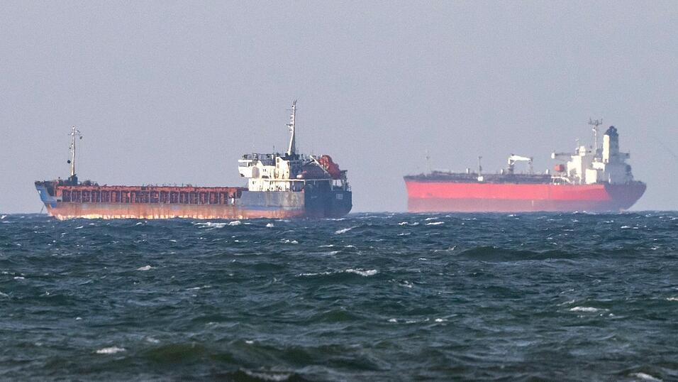 Die Schiffe &bdquo;Caffa&ldquo; (l) und &bdquo;Sea Owl I&ldquo; ankern nebeneinander vor der K&uuml;ste Schwedens, beide sollen zur Schattenflotte geh&ouml;ren.