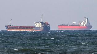 Die Schiffe &bdquo;Caffa&ldquo; (l) und &bdquo;Sea Owl I&ldquo; ankern nebeneinander vor der K&uuml;ste Schwedens, beide sollen zur Schattenflotte geh&ouml;ren.