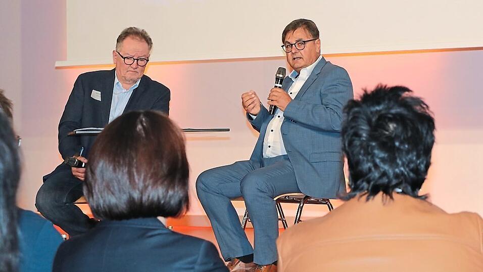 Bürgermeister Lauri Seidl stellte sich den Fragen. Die meisten wurden schon vor dem Abend gesammelt. Bürgermeister Lauri Seidl stellte sich den Fragen. Die meisten wurden schon vor dem Abend gesammelt.