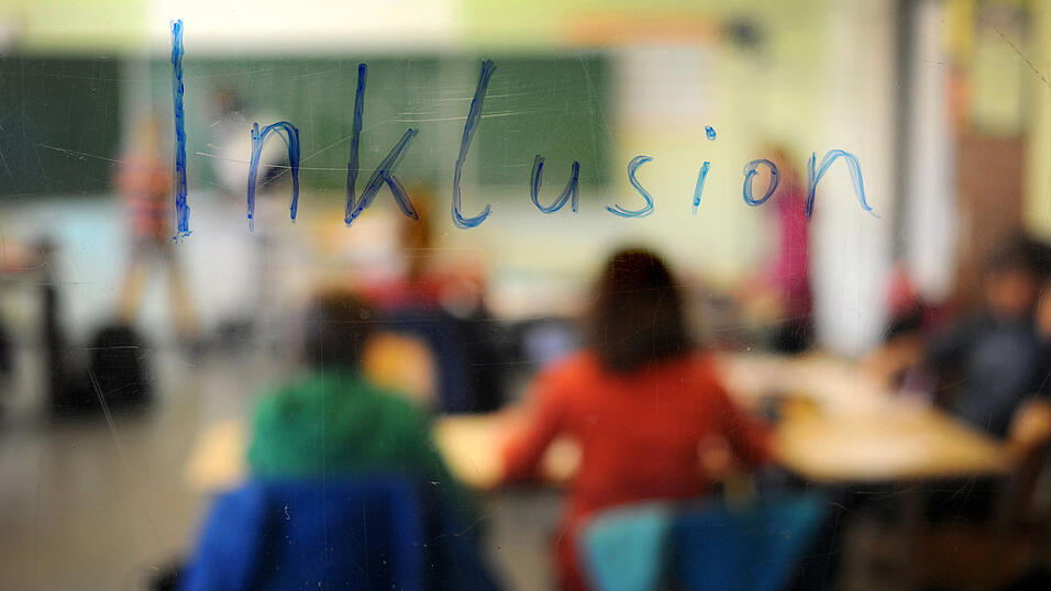 Inklusion bedeutet auch im schulischen Sinne, uneingeschränkte Teilhabe aller Menschen mit Behinderungen zu ermöglichen. Inklusion bedeutet auch im schulischen Sinne, uneingeschränkte Teilhabe aller Menschen mit Behinderungen zu ermöglichen.