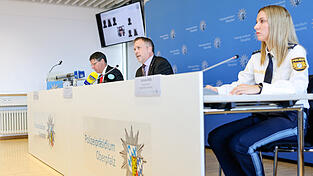 Bei der gemeinsamen Pressekonferenz vom Polizeipräsidium Oberpfalz und der Staatsanwaltschaft Regensburg zum Vermisstenfall Kerstin Lee Langley spricht der leitende Kriminaldirektor Robert Fuchs (M.), neben Oberstaatsanwalt Thomas Rauscher (l.) und Pressesprecherin Corinna Wild. Im Rahmen der Ermittlungen der seit Sommer 2007 Vermissten wurden am 9. Oktober 2026 bei Kadenzhofen, einem Ortsteil der Gemeinde Berg bei Neumarkt in der Oberpfalz, menschliche Überreste gefunden. Bei der gemeinsamen Pressekonferenz vom Polizeipräsidium Oberpfalz und der Staatsanwaltschaft Regensburg zum Vermisstenfall Kerstin Lee Langley spricht der leitende Kriminaldirektor Robert Fuchs (M.), neben Oberstaatsanwalt Thomas Rauscher (l.) und Pressesprecherin Corinna Wild. Im Rahmen der Ermittlungen der seit Sommer 2007 Vermissten wurden am 9. Oktober 2026 bei Kadenzhofen, einem Ortsteil der Gemeinde Berg bei Neumarkt in der Oberpfalz, menschliche Überreste gefunden.
