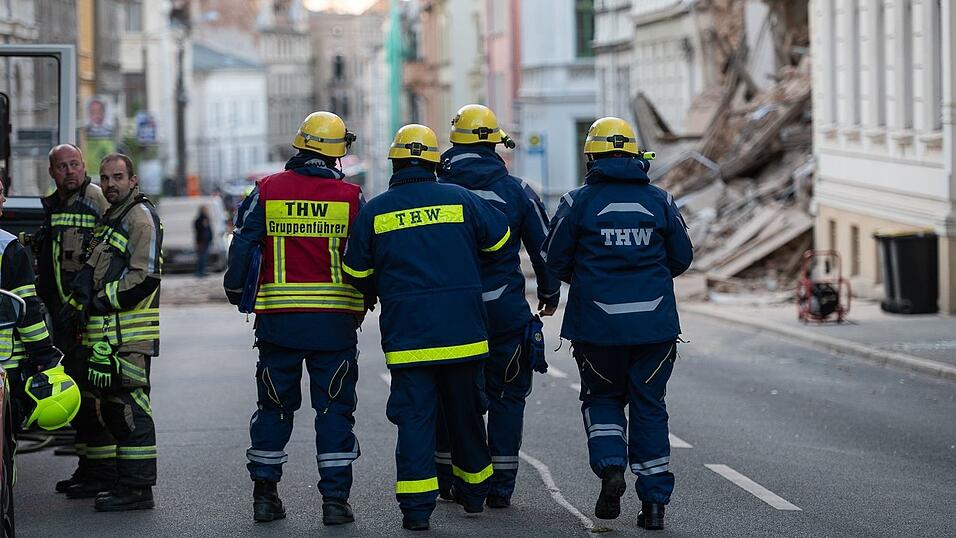 Vor Ort waren bis zum späten Abend rund 120 Einsatzkräfte. Vor Ort waren bis zum späten Abend rund 120 Einsatzkräfte.