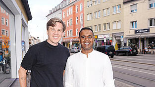 Die Buchautoren und Ex-Kiffer Moritz Berg (l.) und John Pommes in ihrem Heimatviertel Giesing Die Buchautoren und Ex-Kiffer Moritz Berg (l.) und John Pommes in ihrem Heimatviertel Giesing