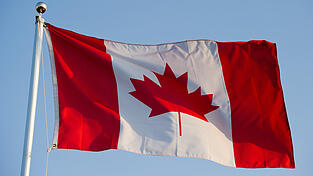 Kanadas Nationalhymne wurde durch eine Gesetzesänderung geschlechtsneutral. In der zweiten Zeile der Hymne 'O Canada' heißt es nun nicht mehr 'in all thy sons command', sondern 'in all of us command'. Kanadas Nationalhymne wurde durch eine Gesetzesänderung geschlechtsneutral. In der zweiten Zeile der Hymne 'O Canada' heißt es nun nicht mehr 'in all thy sons command', sondern 'in all of us command'.