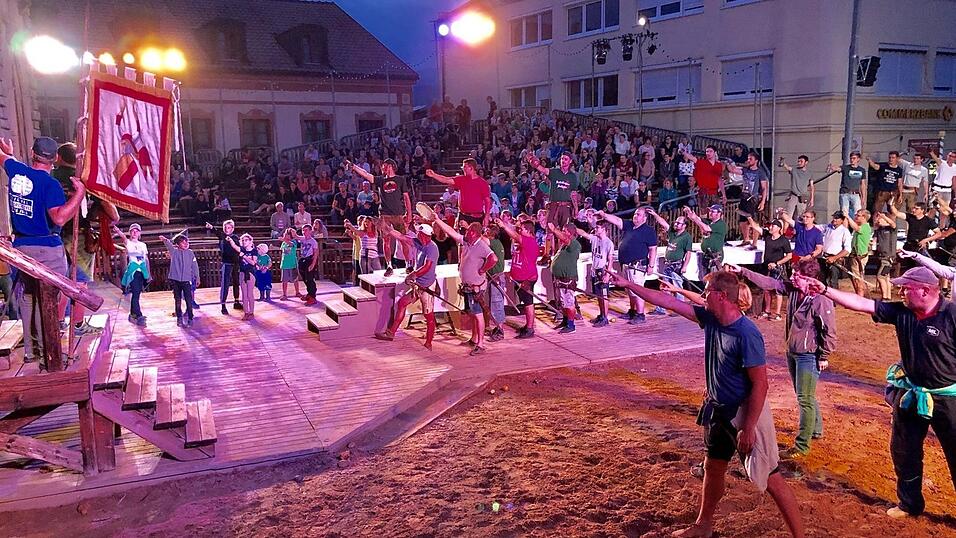 Eine Szene der Hauptprobe am Montagabend in der Festspielarena. Eine Szene der Hauptprobe am Montagabend in der Festspielarena.