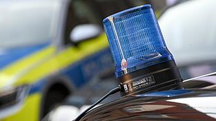 Ein Blaulicht ist auf dem Dach eines Einsatzfahrzeuges der Polizei zu sehen. Ein Blaulicht ist auf dem Dach eines Einsatzfahrzeuges der Polizei zu sehen.