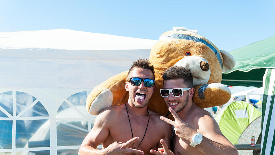 Ein Streifzug durch das Campinggelände: Trotz heißer Temperaturen sind die Festivalbesucher bestens gelaunt. (Foto: Susanne Raith) Ein Streifzug durch das Campinggelände: Trotz heißer Temperaturen sind die Festivalbesucher bestens gelaunt. (Foto: Susanne Raith)