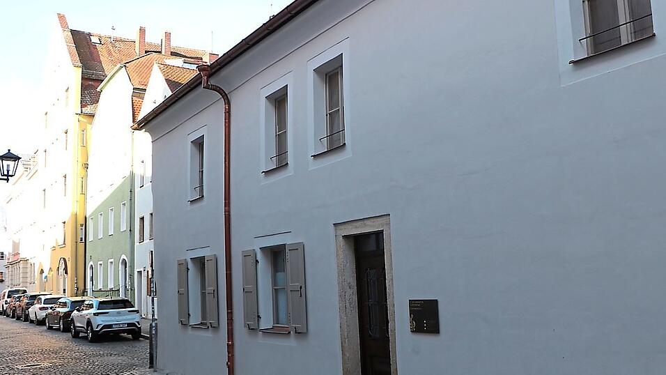 Das Spitalschreiberghaus am St. Katharinenplatz 5, am westlichen Ausgang der Stiftungsgebäude gelegen. Das Spitalschreiberghaus am St. Katharinenplatz 5, am westlichen Ausgang der Stiftungsgebäude gelegen.