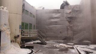 Es dauerte bis in die frühen Morgenstunden, ehe die Einsatzkräfte der Feuerwehr das Feuer unter Kontrolle hatten. (Foto: ih) Es dauerte bis in die frühen Morgenstunden, ehe die Einsatzkräfte der Feuerwehr das Feuer unter Kontrolle hatten. (Foto: ih)