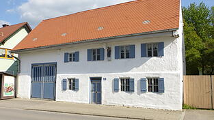 Von außen sieht man dem Handwerkerhaus dank der jüngsten Renovierung kaum an, dass es bereits 300 Jahre alt ist.