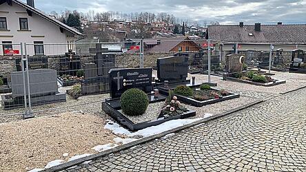 Der abgesperrte Bereich im Friedhof umfasst zwei an die Mauer angrenzende Grabreihen.
