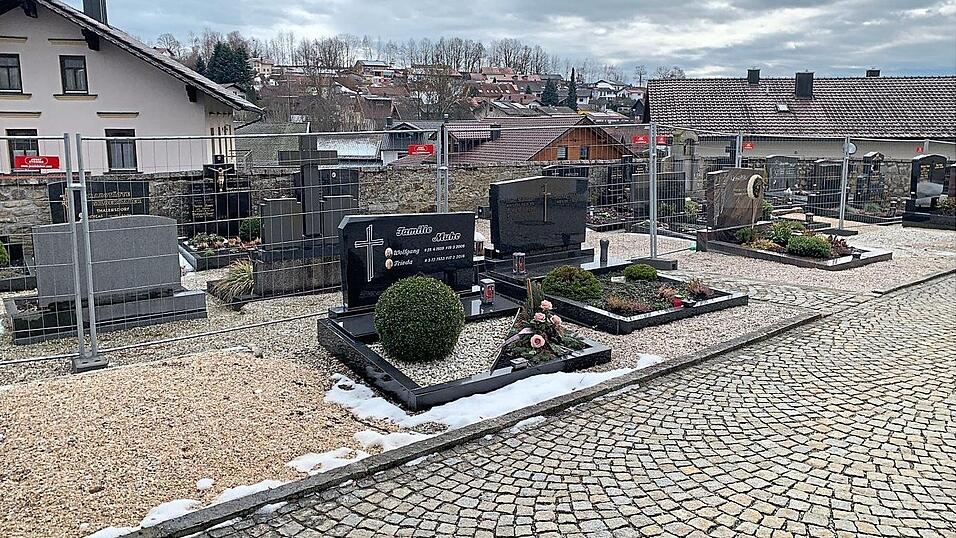 Der abgesperrte Bereich im Friedhof umfasst zwei an die Mauer angrenzende Grabreihen. Der abgesperrte Bereich im Friedhof umfasst zwei an die Mauer angrenzende Grabreihen.