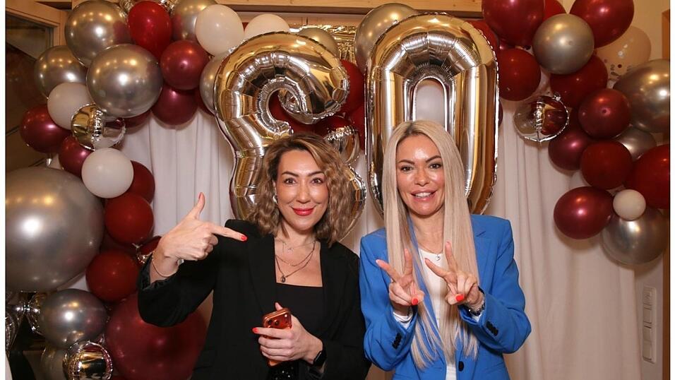 Beste Freundinnen seit Jahrzehnten und gemeinsam Gastgeberinnen der ersten Ü30-Party im „Backstage“ am Östlichen Stadtgraben 30 am 11. April: Tülay Schauer und Tanja Adler (r.). Beste Freundinnen seit Jahrzehnten und gemeinsam Gastgeberinnen der ersten Ü30-Party im „Backstage“ am Östlichen Stadtgraben 30 am 11. April: Tülay Schauer und Tanja Adler (r.).