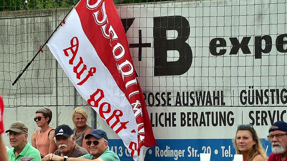 Roding (rot) hat das Landkreis-Derby gegen Lam (weiß) klar für sich entschieden.